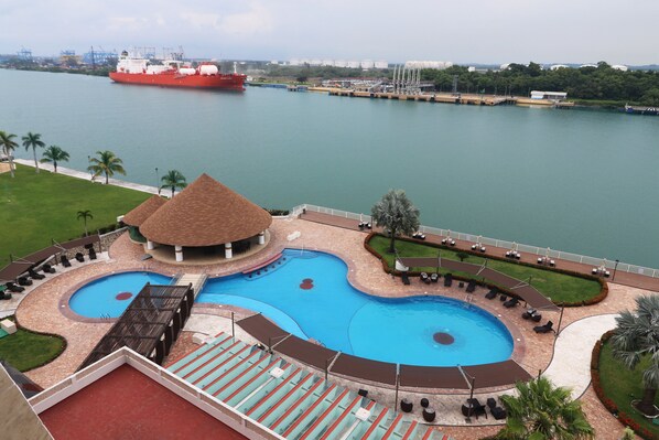 A hotel with a large swimming pool, a restaurant, and a view of the river. - Holiday Inn Tuxpan - Convention Center by IHG (Tuxpan)