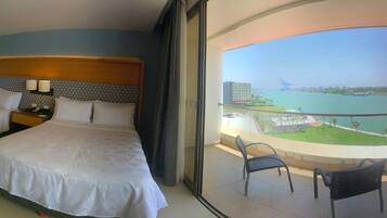 Premium bedding, in-room safe, desk, laptop workspace