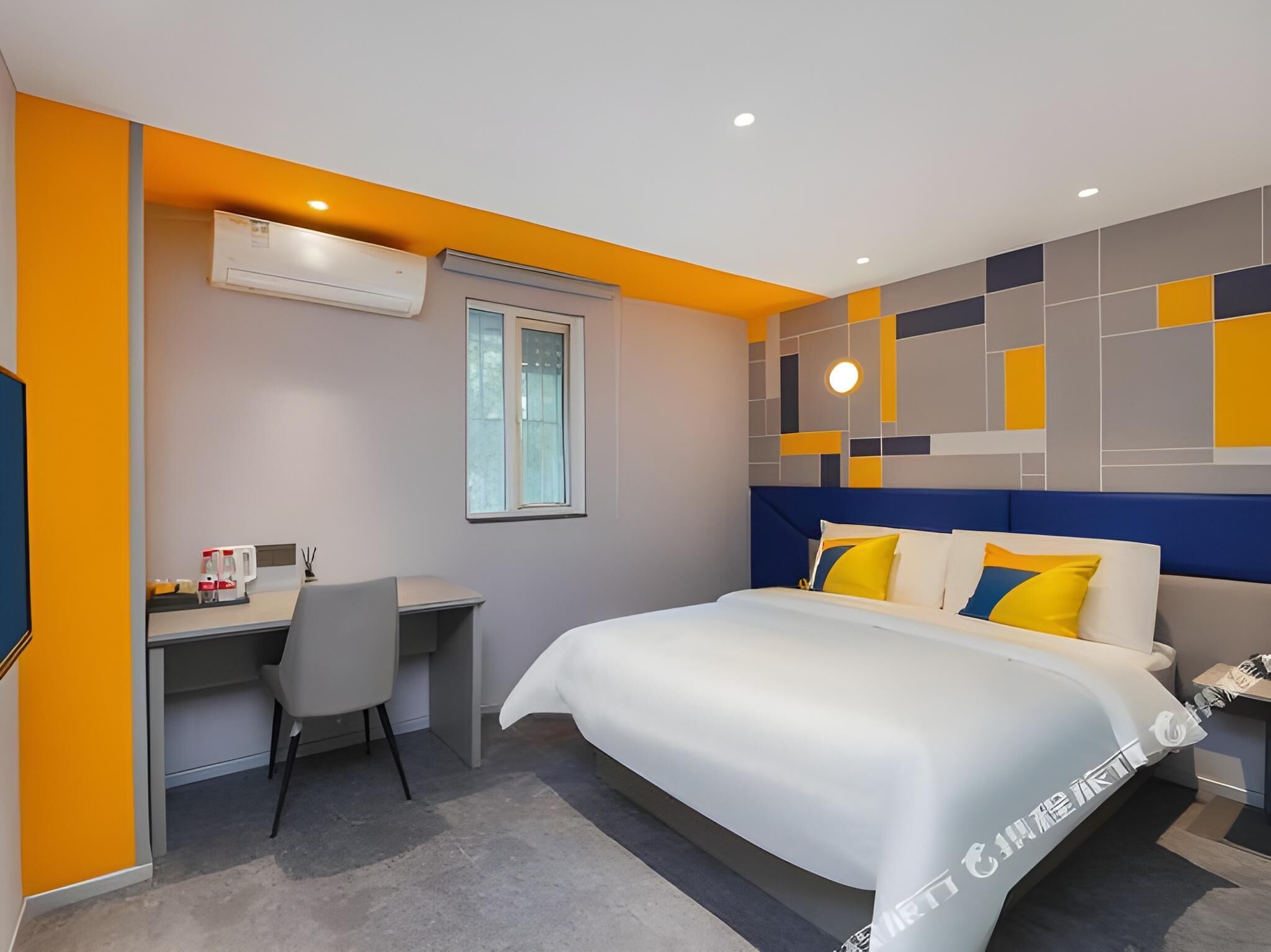 办公桌、遮光窗帘、收费 WiFi