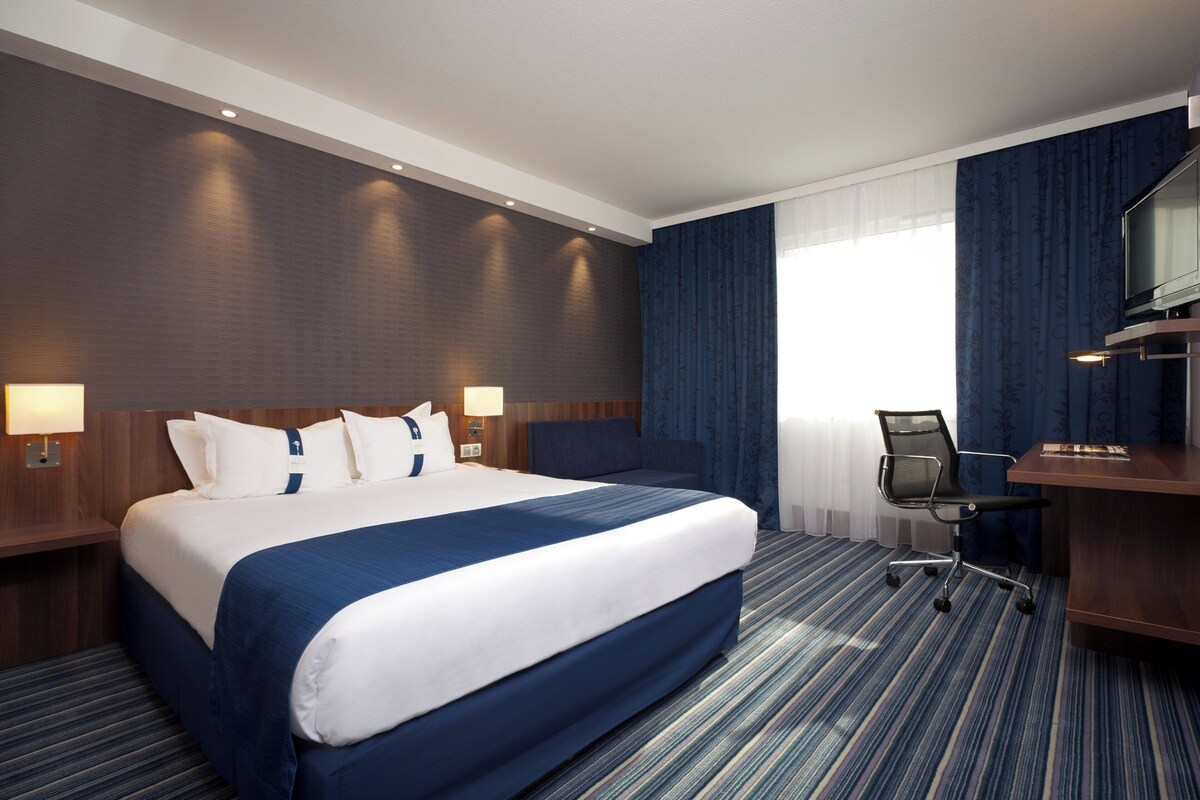 Standard Room | In-room safe, desk, laptop workspace, soundproofing
