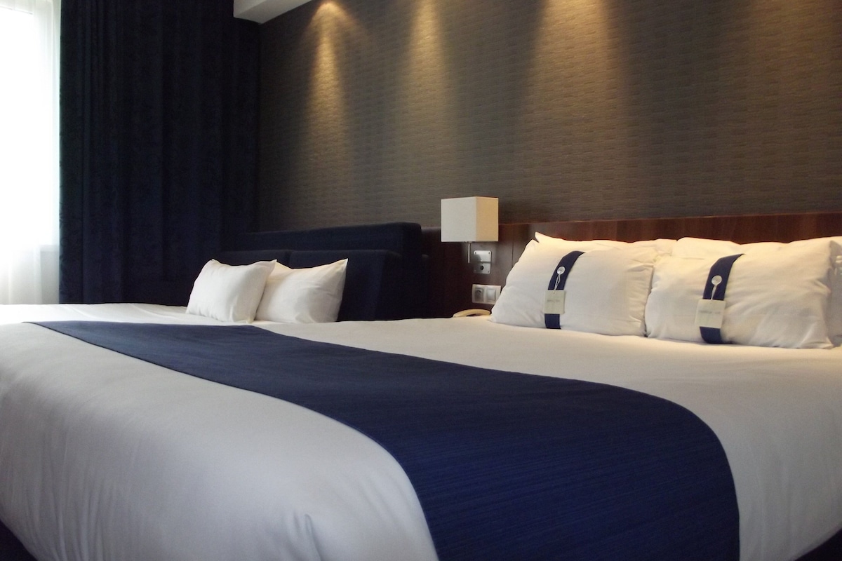 In-room safe, desk, laptop workspace, soundproofing