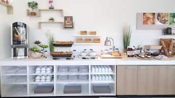 Café da manhã com buffet grátis todos os dias