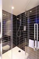 Duş, ücretsiz banyo/kozmetik ürünleri, saç kurutma makinesi, havlu