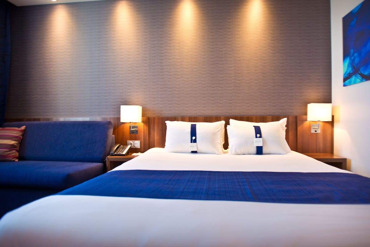 in-room safe, desk, laptop workspace, soundproofing