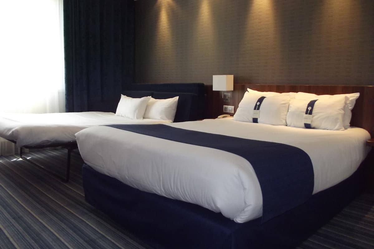 in-room safe, desk, laptop workspace, soundproofing