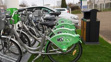 Estación de alquiler de bicicletas Velhop con varias bicicletas y un área de estacionamiento.