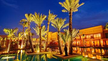 2 Außenpools, geöffnet von 09:00 Uhr bis 19:00 Uhr, Sonnenschirme