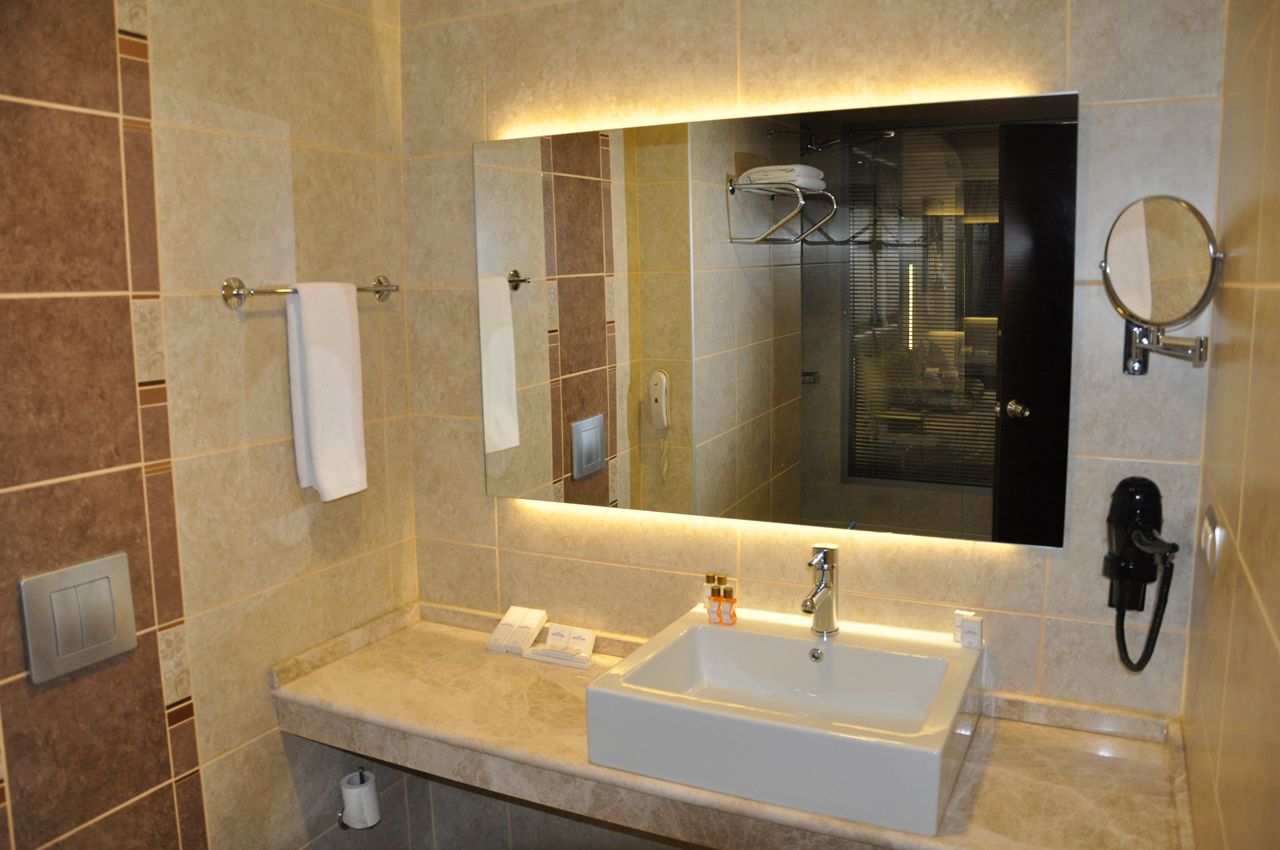 standard double room | bathroom | shower, free toiletries, hair dryer, bathrobes
