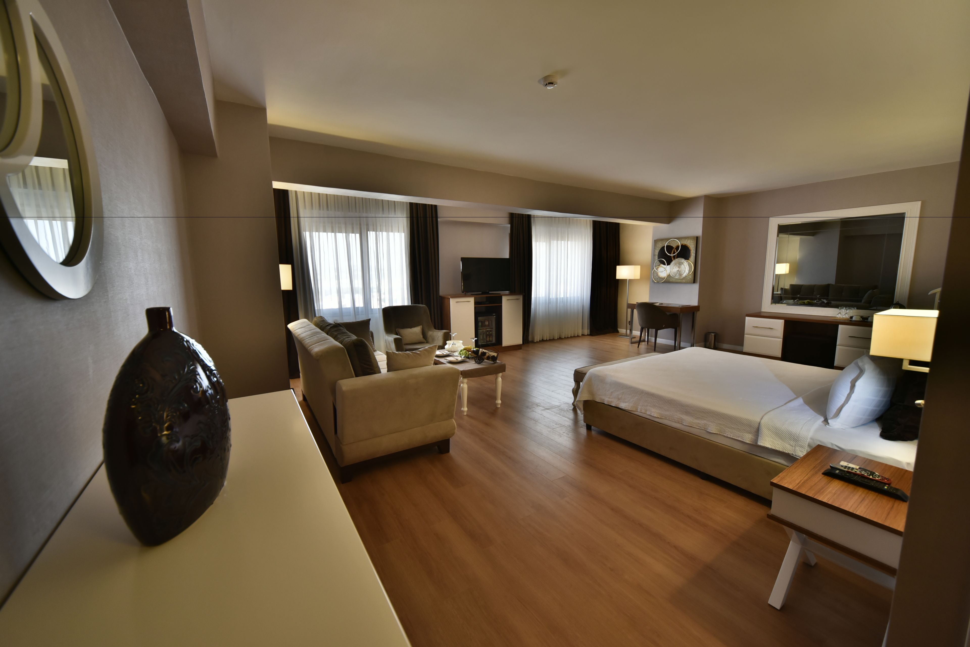 executive suite, 1 bedroom, jetted tub, lake view | free minibar items, in-room safe, soundproofing, free cots/infant beds