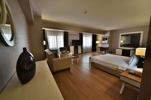 行政套房, 1 间卧室, 按摩浴缸, 湖景 | 免费迷你吧物品、客房内保险箱、隔音、免费 WiFi