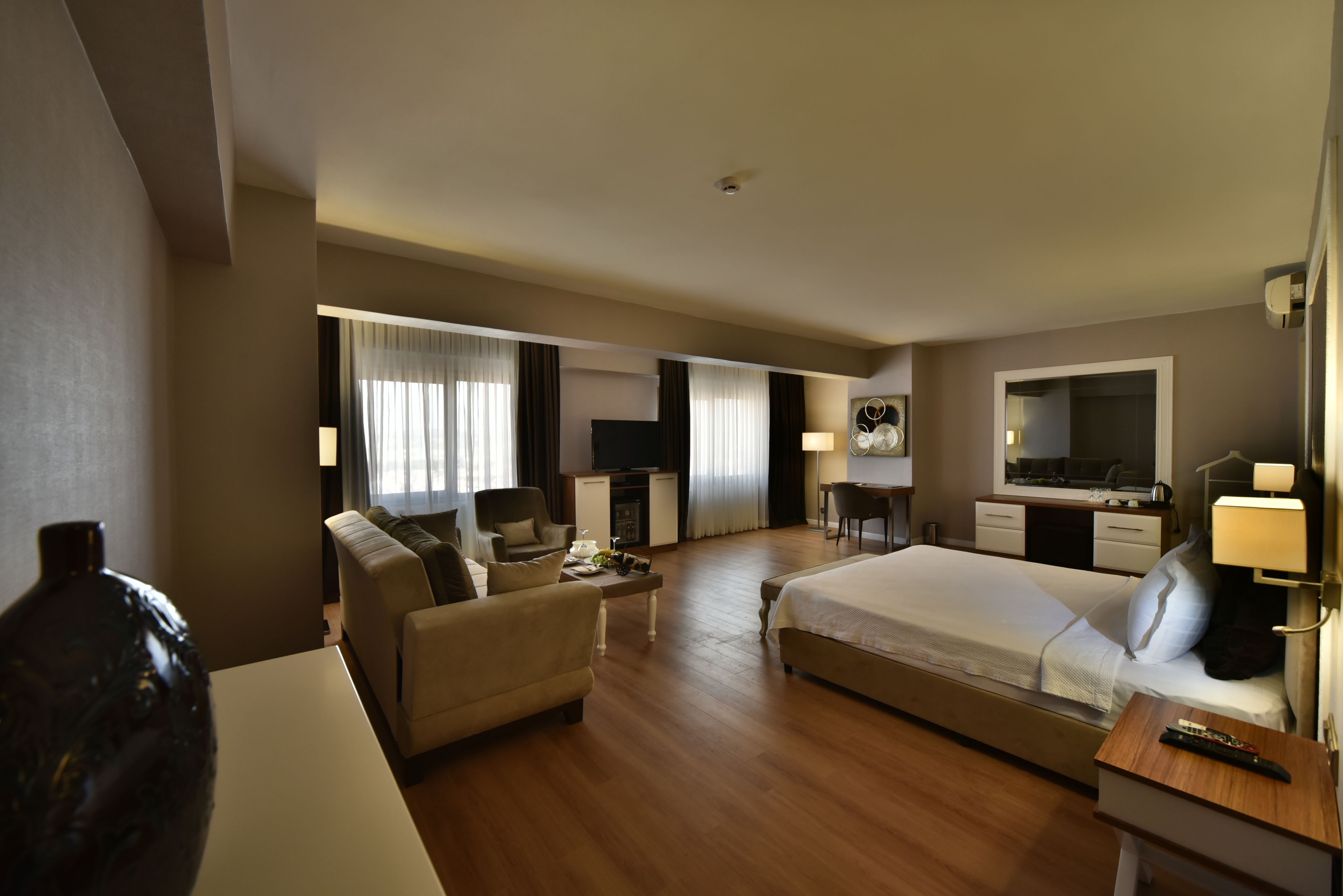 executive suite, 1 bedroom, jetted tub, lake view | free minibar items, in-room safe, soundproofing, free cots/infant beds