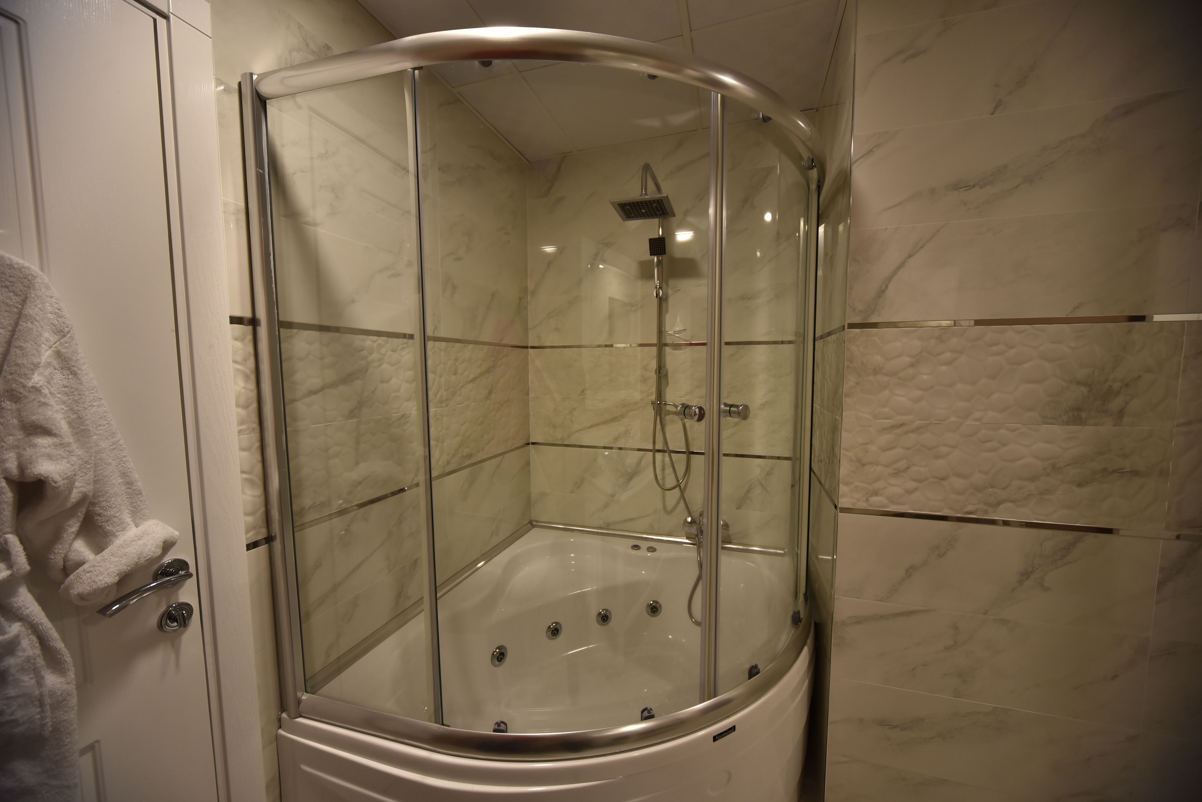 executive suite, 1 bedroom, jetted tub, lake view | free minibar items, in-room safe, soundproofing, free cots/infant beds