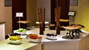 Ein Buffet mit verschiedenen Speisen und einem Schild, das den VIP-Salon kennzeichnet.