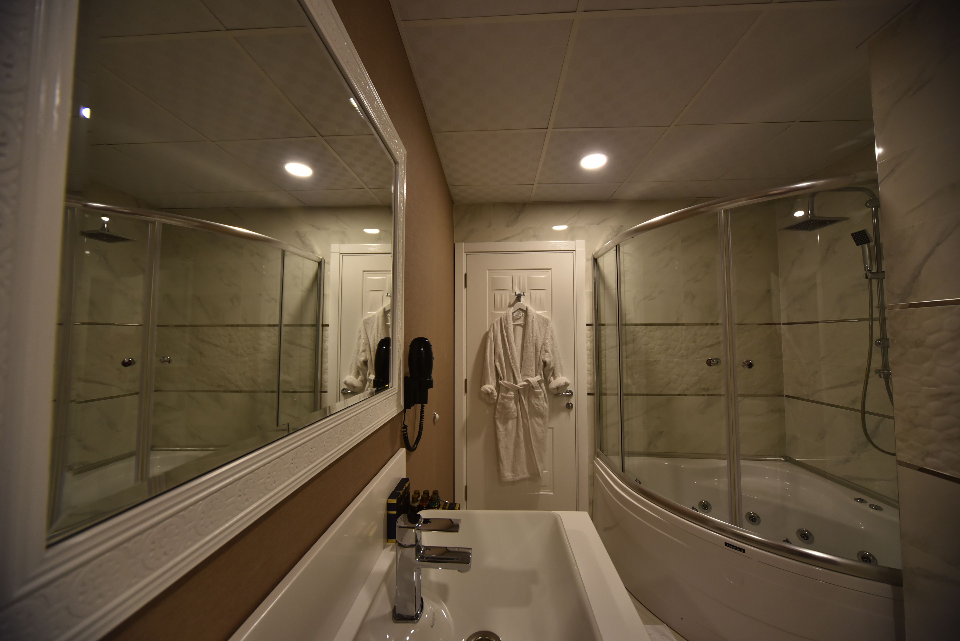 executive suite, 1 bedroom, jetted tub, lake view | free minibar items, in-room safe, soundproofing, free cots/infant beds