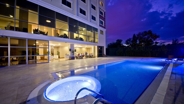 Ein Hotel mit Swimmingpool, Whirlpool und überdachter Außenbereich.