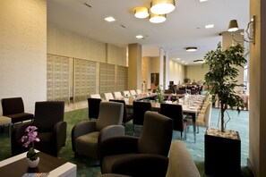 供应早餐、午餐和晚餐