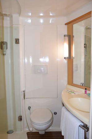 Standard Twin Room, 2 Single Beds | Bathroom