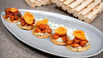 Un plato con alimentos.