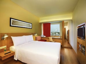 Seprai premium, minibar, brankas, dan meja kerja
