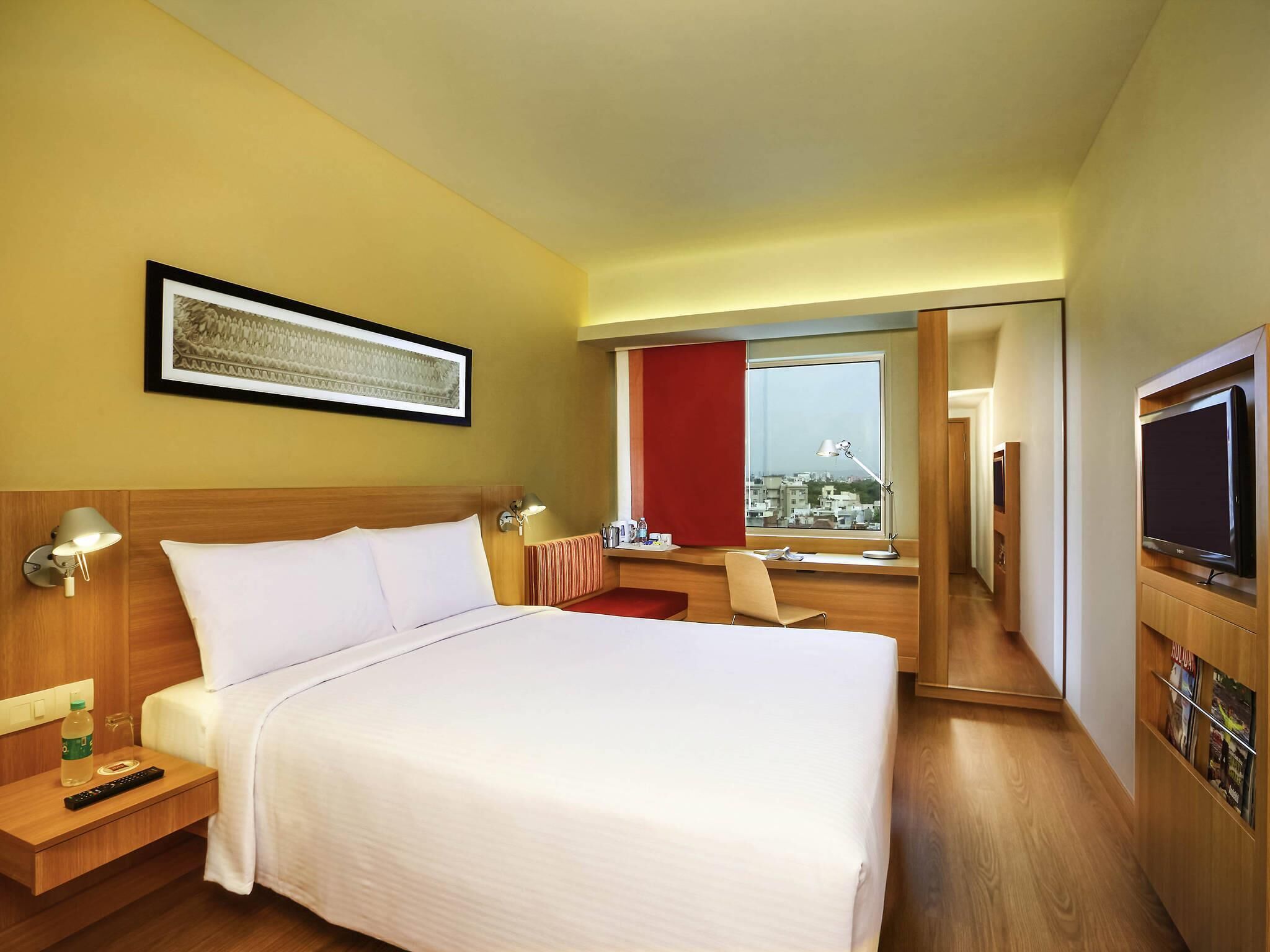 Standard Room, 1 Queen Bed | Premium bedding, minibar, in-room safe, desk