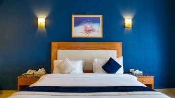 Minibar, escritorio, tabla de planchar con plancha y camas extra