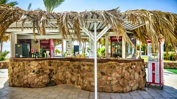 3 bares/lounges, bar ao lado da piscina, bar na praia