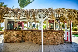 3 bars/lounges, poolside bar, beach bar - Tropitel Dahab Oasis Resort (Dahab)