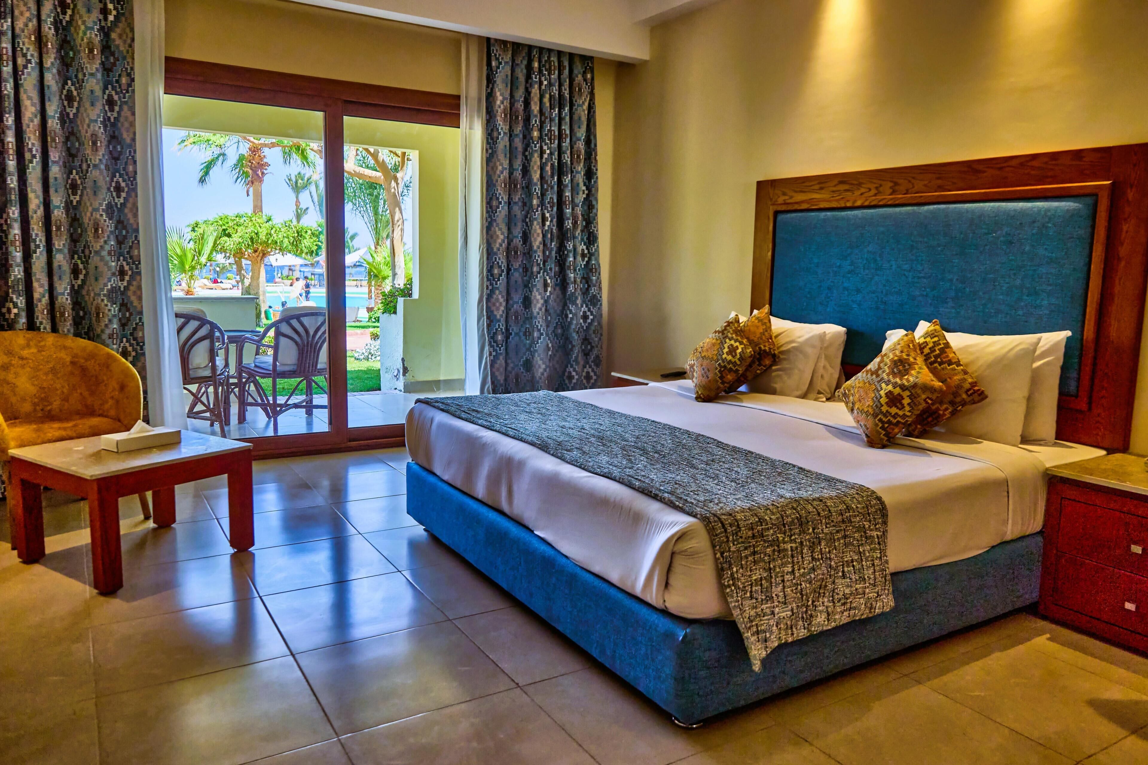 Habitación doble superior, vista al mar | Minibar, escritorio, tabla de planchar con plancha y camas extra 