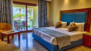 Habitación doble superior, vista al mar | Minibar, escritorio, tabla de planchar con plancha y camas extra