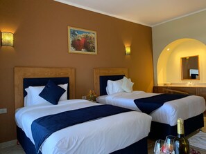 Minibar, una scrivania, ferro/asse da stiro