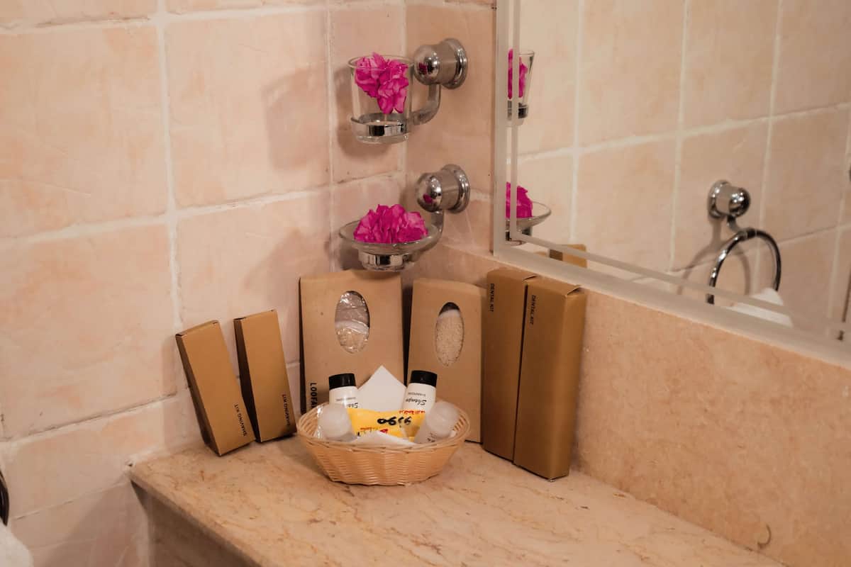 Minibar, escritorio, tabla de planchar con plancha y camas extra