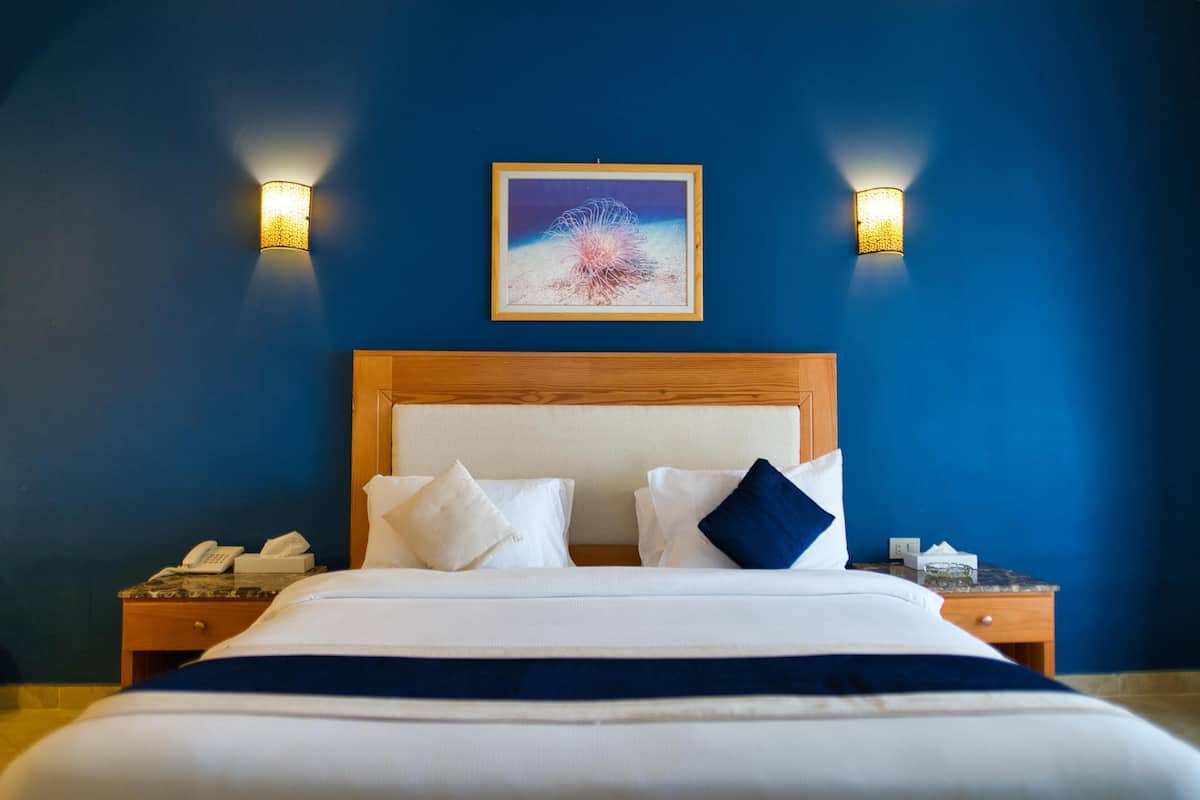 Minibar, una scrivania, ferro/asse da stiro