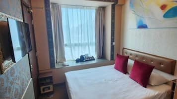 In-room safe, soundproofing, free WiFi, bed sheets