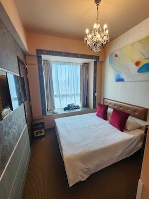Deluxe kamer, 1 queensize bed, uitzicht op de stad | Een kluis op de kamer, geluiddichte muren, gratis wifi, beddengoed