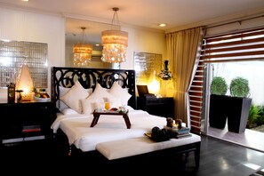 Een minibar, een kluis op de kamer, een bureau, verduisterende gordijnen