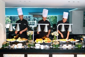 Daily cooked-to-order breakfast for a fee