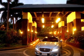 Vista frontal de la propiedad por la tarde o noche