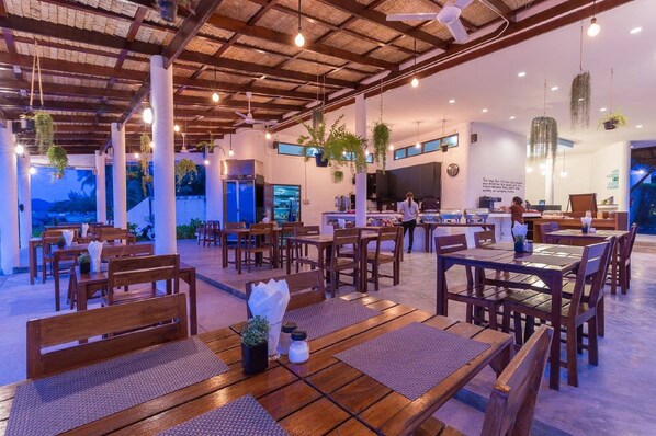 Petit déjeuner buffet (300 THB par personne)