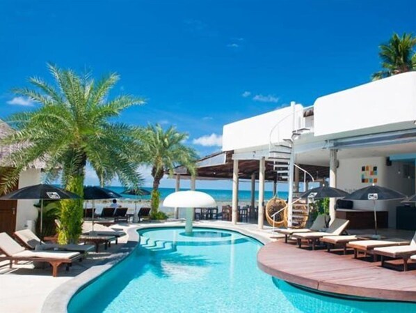 Piscine extérieure, parasols de plage, chaises longues