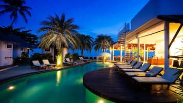 Outdoor pool, pool umbrellas, sun loungers