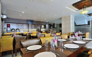 Breakfast, lunch, dinner served; international cuisine  - Hotel The Raj, New Delhi (New Delhi)