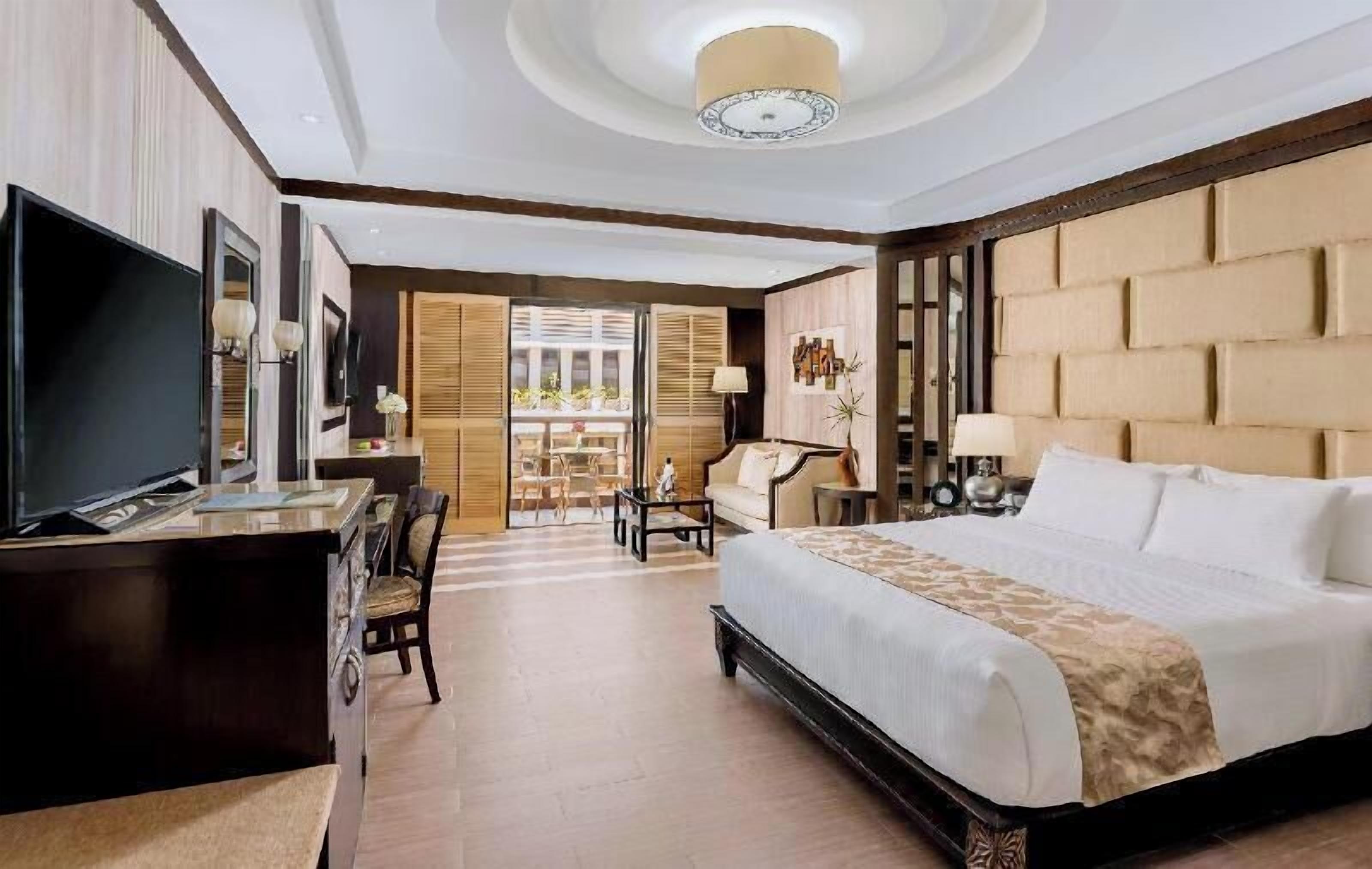 Minibar, in-room safe, desk, laptop workspace