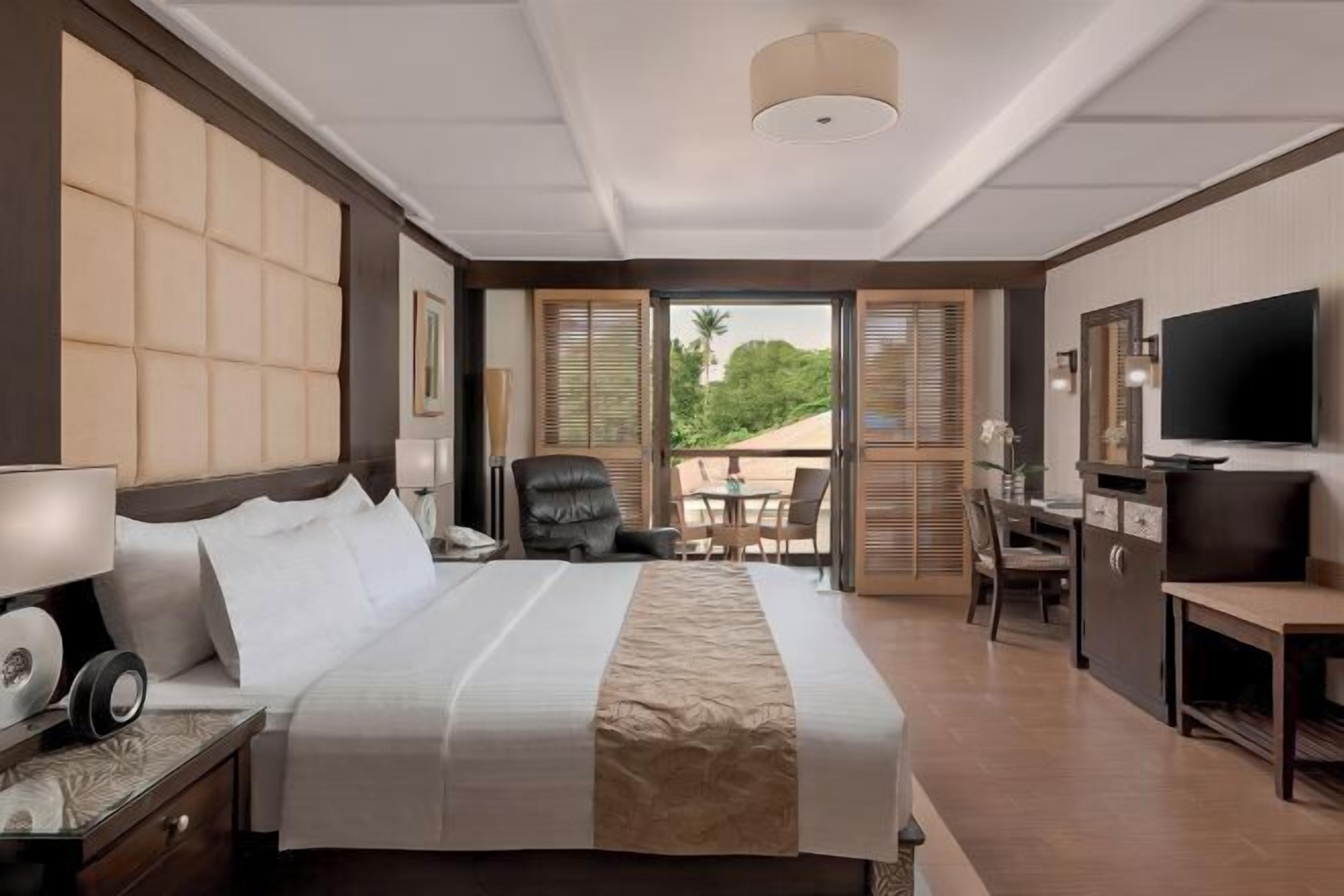 Minibar, coffres-forts dans les chambres, bureau