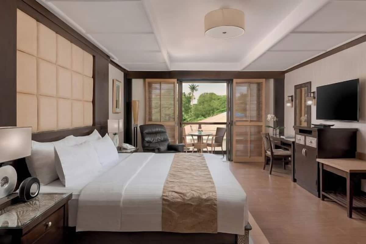 Minibar, värdeförvaringsskåp på rummet och skrivbord