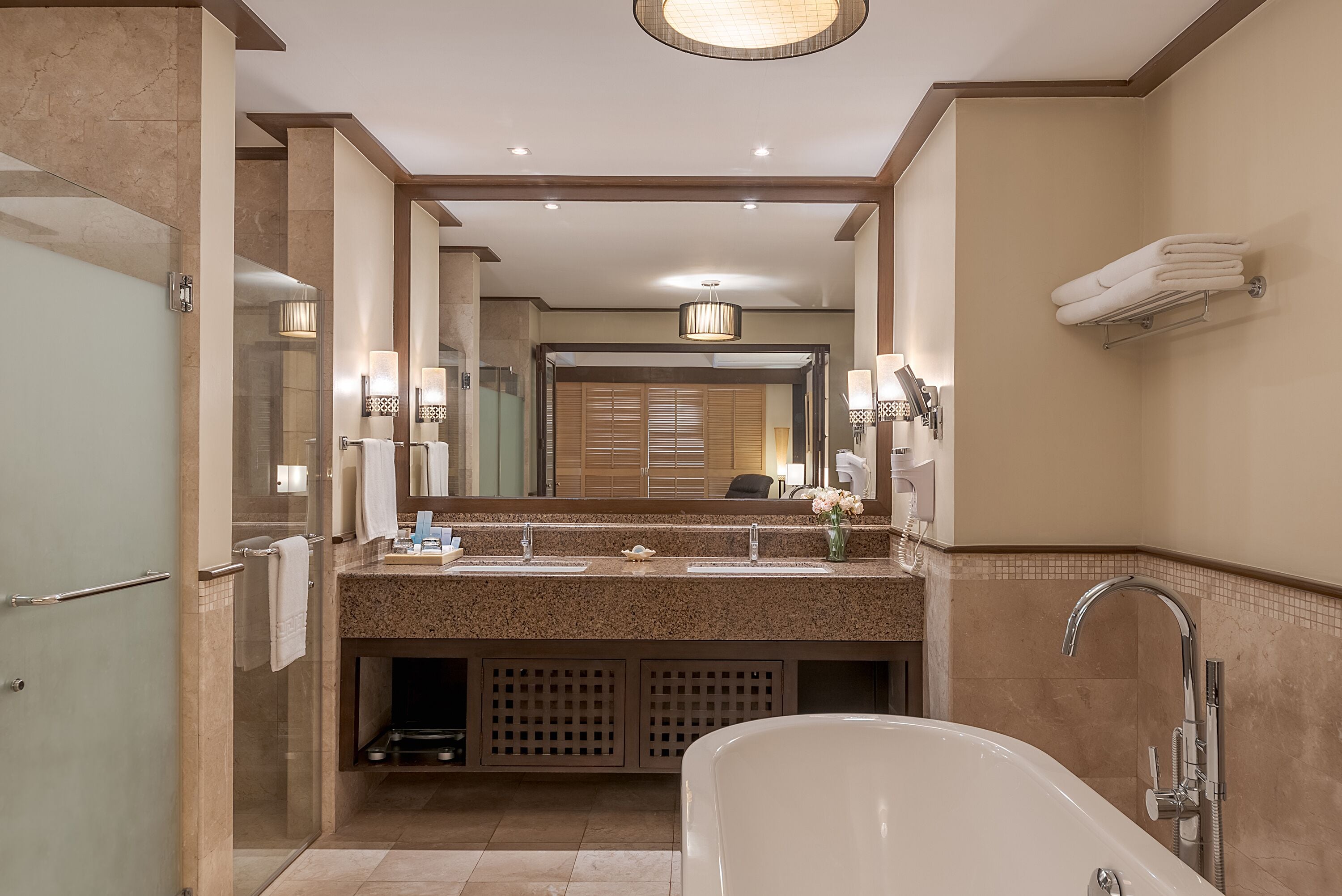 executive suite (breakfast for 2 only) | bathroom | shower, free toiletries, hair dryer, slippers