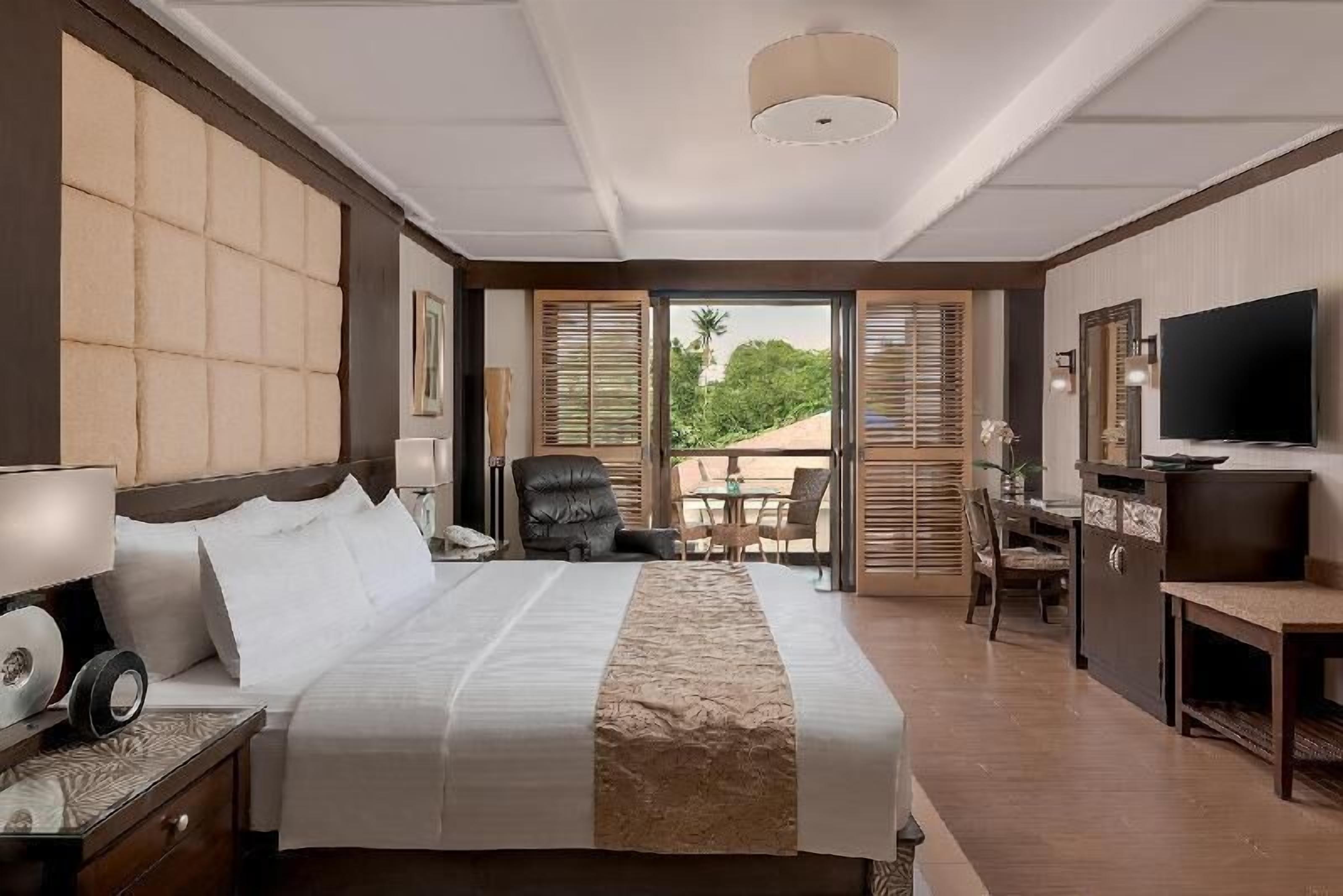 Minibar, in-room safe, desk, laptop workspace