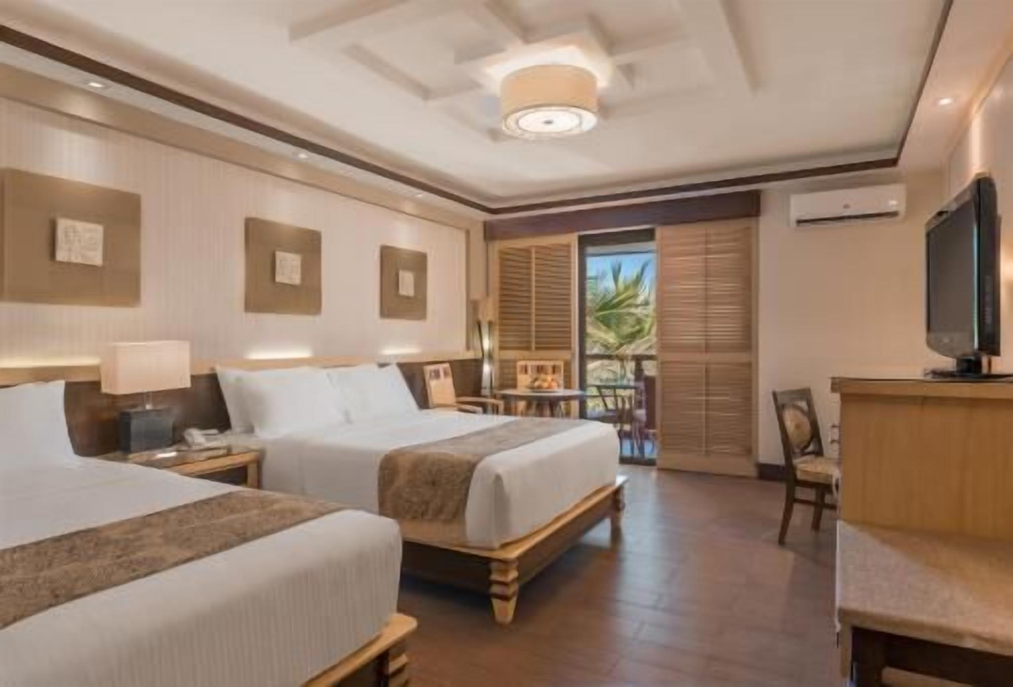 Minibar, in-room safe, desk, laptop workspace