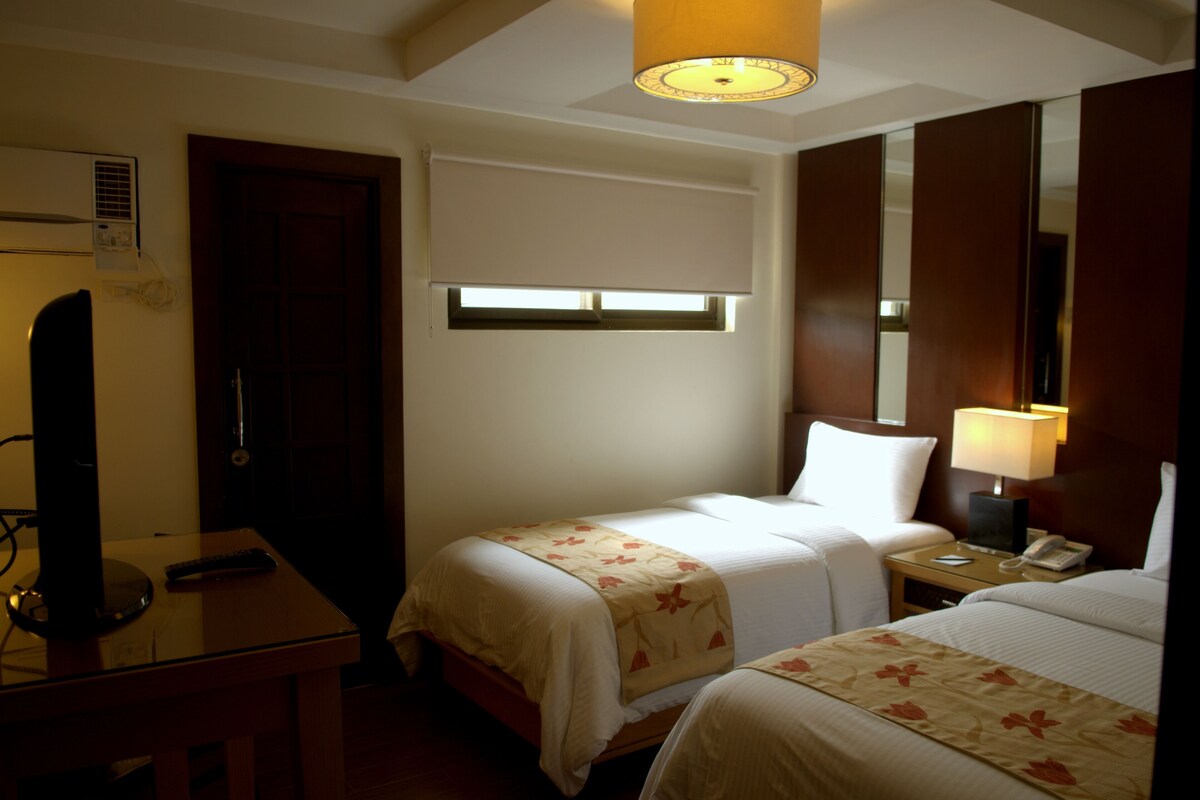 Minibar, in-room safe, desk, laptop workspace
