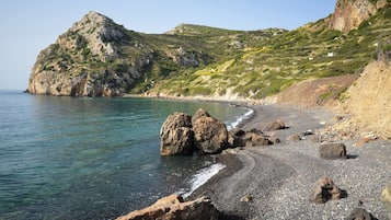 Una playa cerca, arena negra, buceo