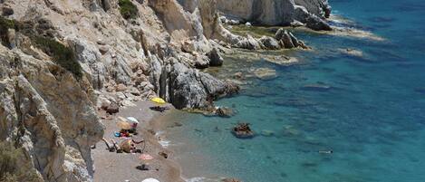 Playa de arena negra y buceo